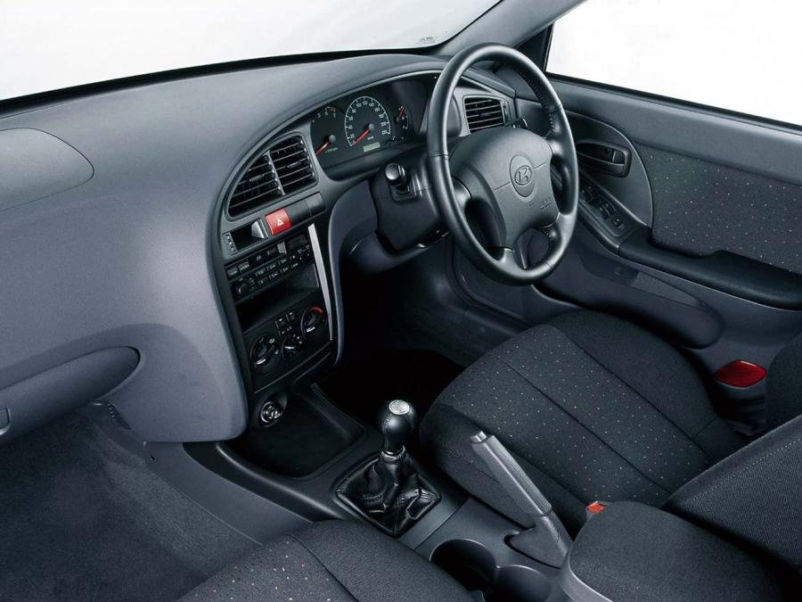  Hyundai Elantra Sedan 2003 года  (ZA) (фото 6 из 16)
